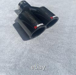 Bec de gaz dual Akrapovic en fibre de carbone noir brillant à bord arrondi