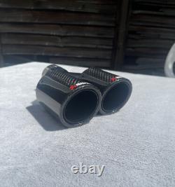 Bec de gaz dual Akrapovic en fibre de carbone noir brillant à bord arrondi