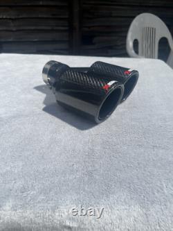 Bec de gaz dual Akrapovic en fibre de carbone noir brillant à bord arrondi