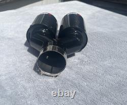 Bec de gaz dual Akrapovic en fibre de carbone noir brillant à bord arrondi