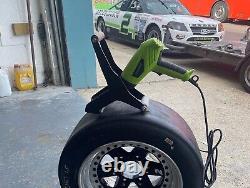 Le racloir de pneus de sport automobile prolonge les slicks.