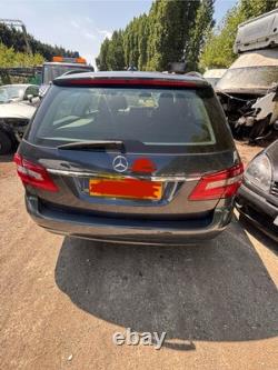 MERCEDES Benz E-CLASS E220 EN PIÈCES DÉTACHÉES TOUTES LES PIÈCES DISPONIBLES - Voiture de Break 2011